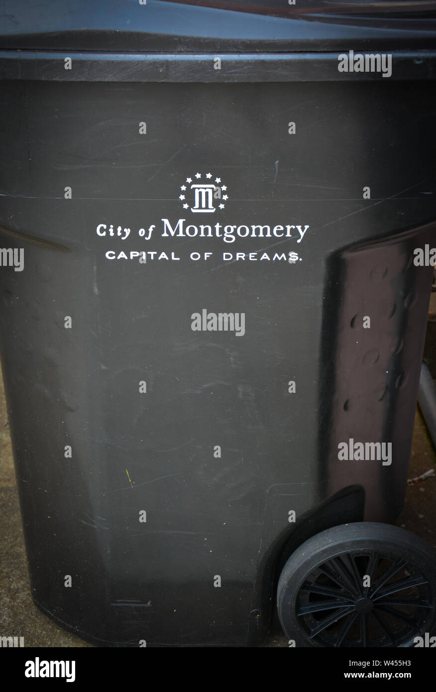 Gros plan d'une ville de Mongomery poubelle sur le trottoir, imprimé avec  la devise 'ville de Montgomery capitale de rêves' Photo Stock - Alamy