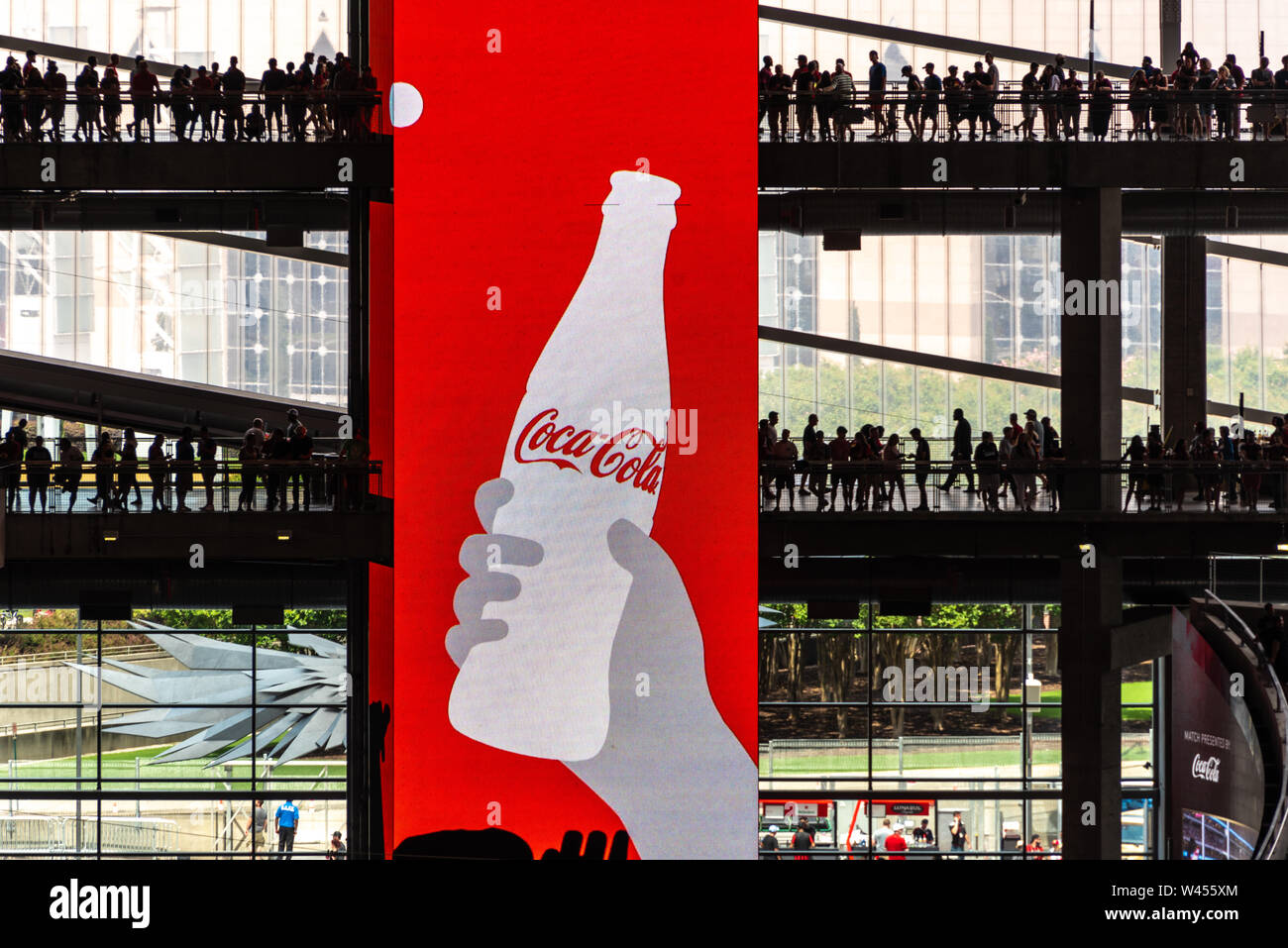 Publicité de Coca-Cola de Mercedes-Benz Stadium à Atlanta, Géorgie, accueil de la MLS à Atlanta United FC et la NFL's Falcons d'Atlanta. (USA) Banque D'Images