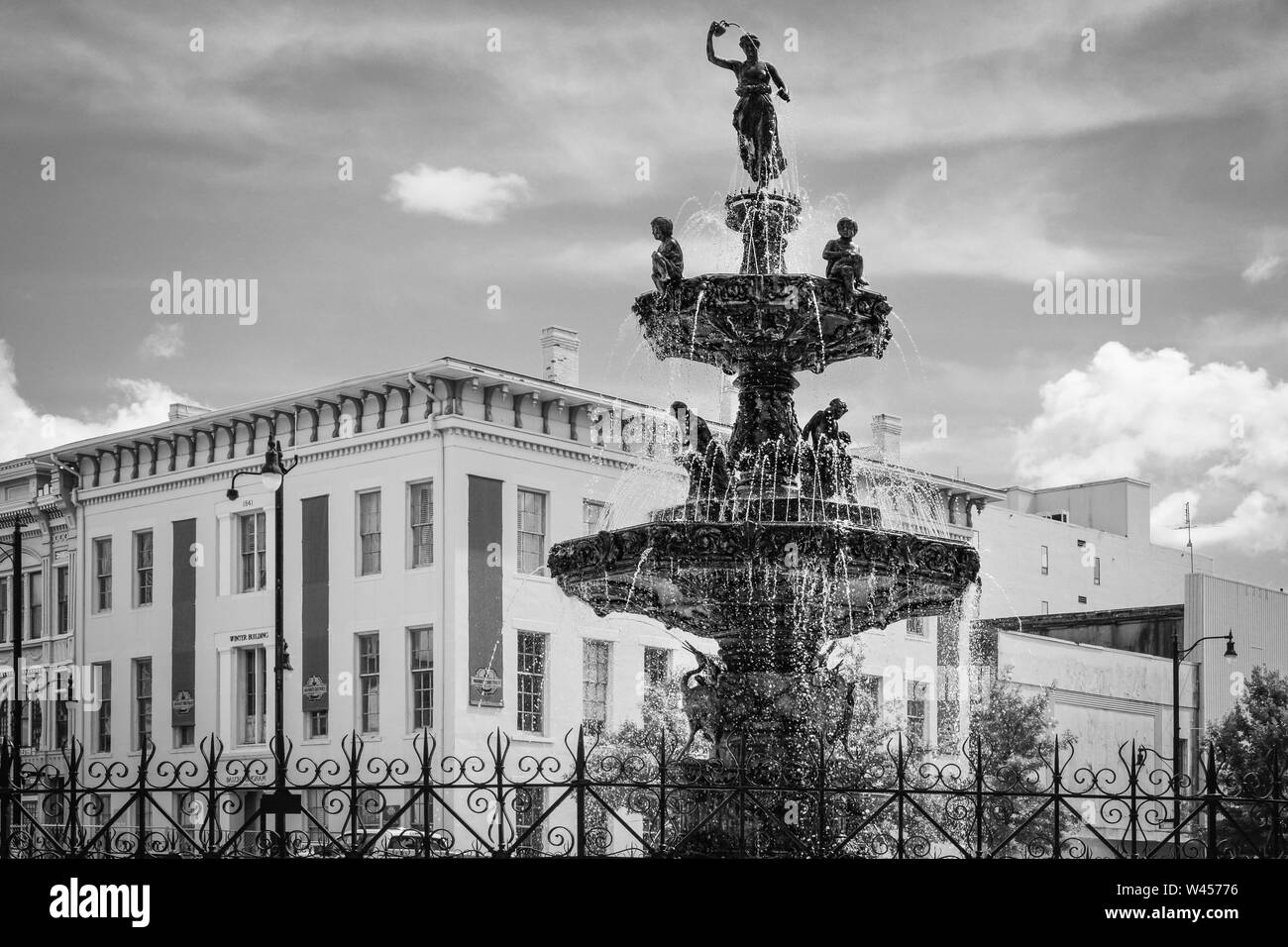 La magnifique fontaine de la place de la Cour, avec son mytholgoy stauary grec, a été mis sur le bassin artésien en 1885, le bâtiment d'hiver derrière la foun Banque D'Images