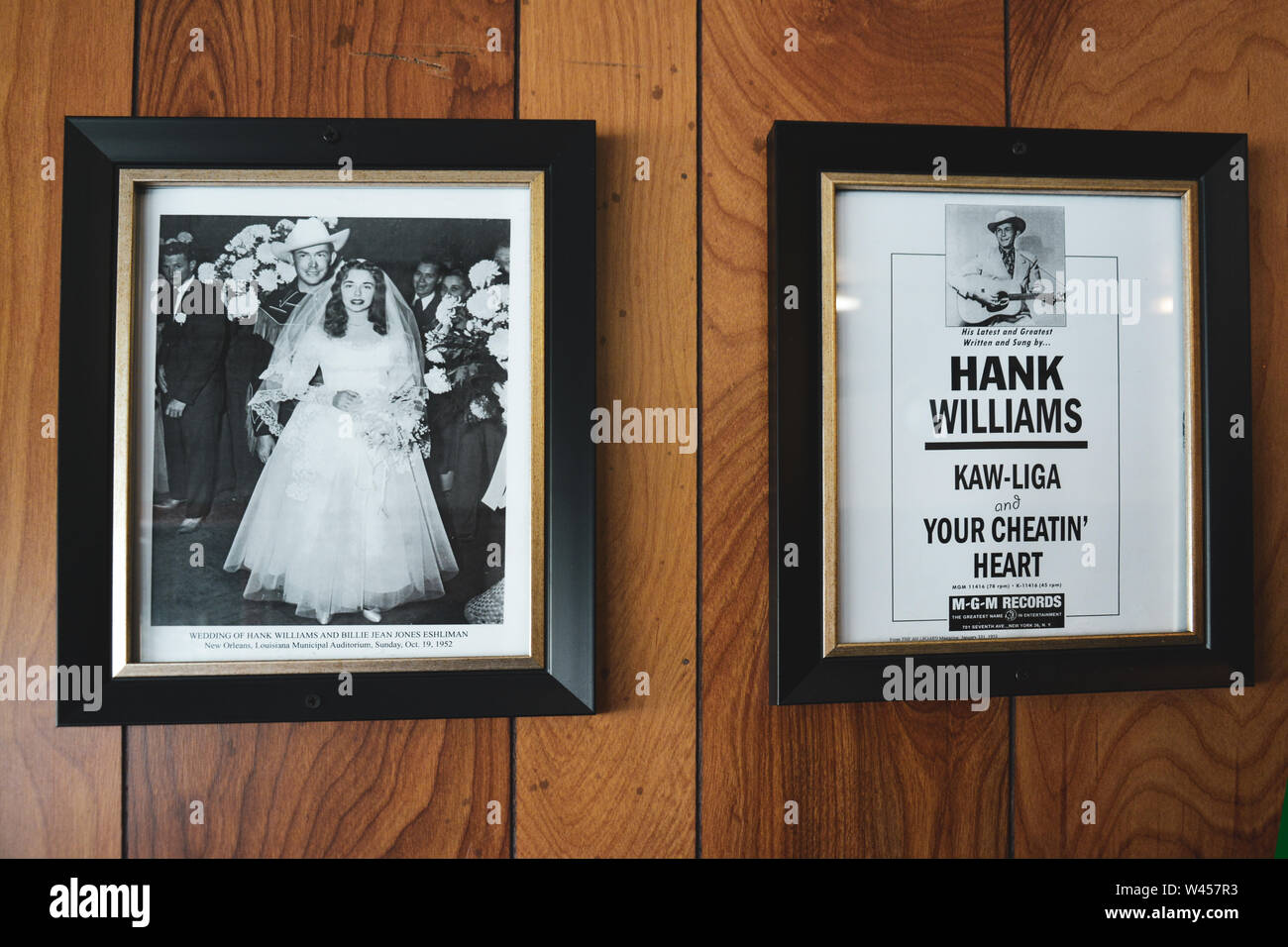 Affiche promotionnelle et photographie de Hank Williams et de sa mariée, Billie Jean, à l'intérieur du célèbre restaurant hotdogs de Chris à Montgomery, AL, Etats-Unis Banque D'Images