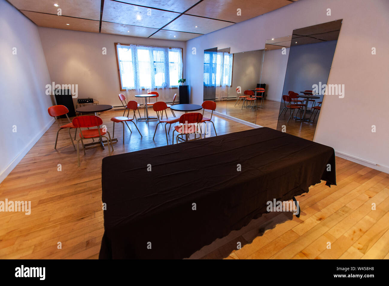 Une vue grand angle à l'intérieur une grande salle multi-fonctionnelle. Tables et chaises vides sont vues énoncées prêt pour un club local de se rencontrer et de socialiser. Banque D'Images