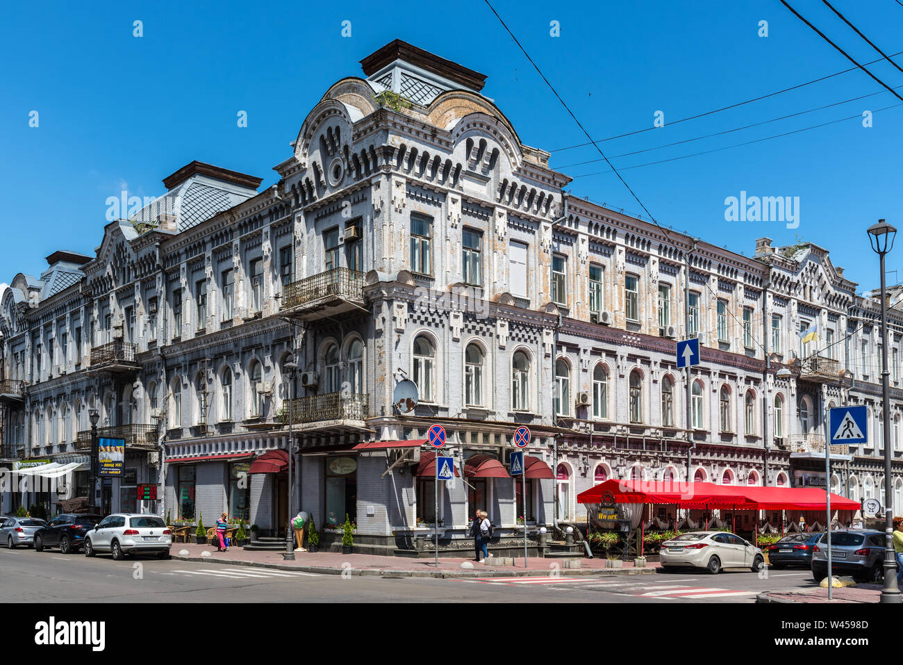 Kiev, Ukraine - le 13 juillet 2019 : l'extérieur de vieux bâtiments résidentiels sur le Petro Sahaidachny Street dans le quartier historique appelé Podil (Podol), Ky Banque D'Images
