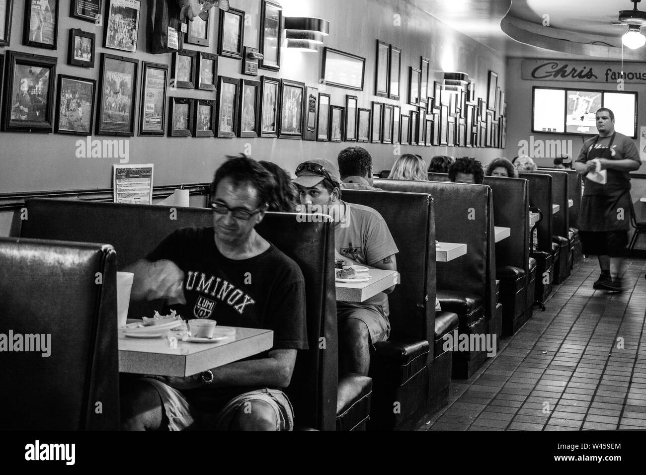 À l'intérieur du café à cuillère grasse, les célèbres hot Dogs de Chris, célèbres comme un endroit pour l'écriture de chansons pour Hank Williams, SR, à Montgomery al, États-Unis, en B&W Banque D'Images