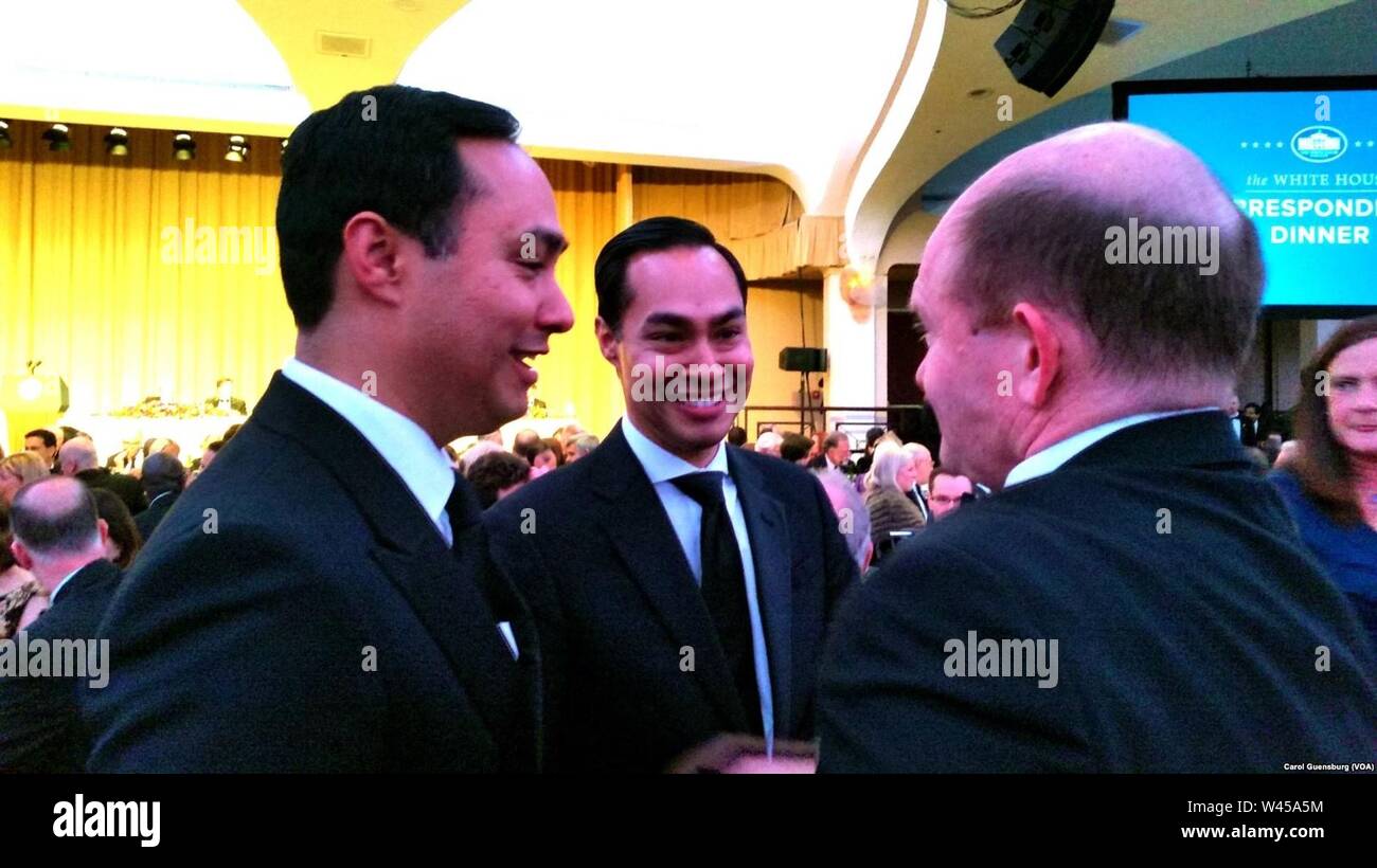 Joaquin Castro, membre du Congrès du Texas, à gauche, et son jumeau, Secrétaire du logement Julian Castro, chat avec Sen. Chris Coons du Delaware à la Maison Blanche à Washington le dîner de l'Association des correspondants, le 30 avril 2016. Banque D'Images