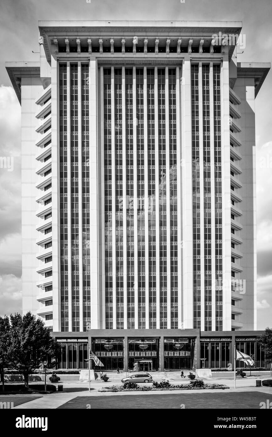 Une vue de la tour RSA moderne complexe, toujours le plus haut bâtiment de Montgomery, AL, États-Unis d'Amérique, en noir et blanc Banque D'Images