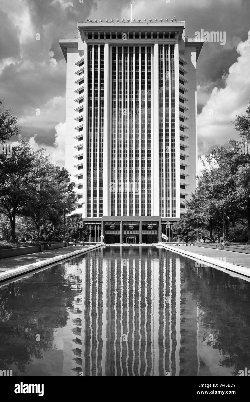 Le miroir d'eau avant le RSA, complexe moderne Tour toujours le plus haut bâtiment de Montgomery, AL, États-Unis d'Amérique, en noir et blanc Banque D'Images