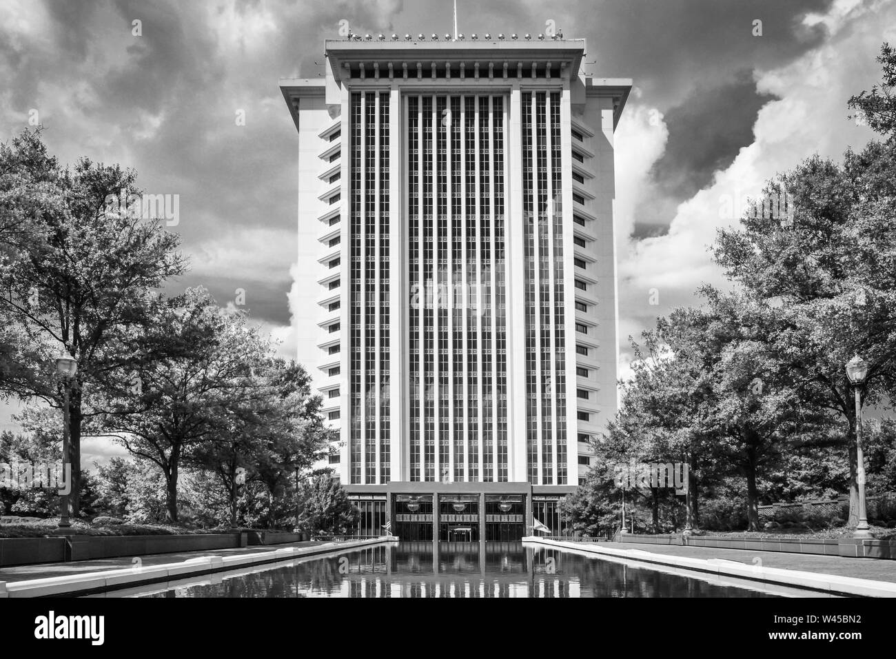 Le miroir d'eau avant le RSA, complexe moderne Tour toujours le plus haut bâtiment de Montgomery, AL, États-Unis d'Amérique, en noir et blanc Banque D'Images