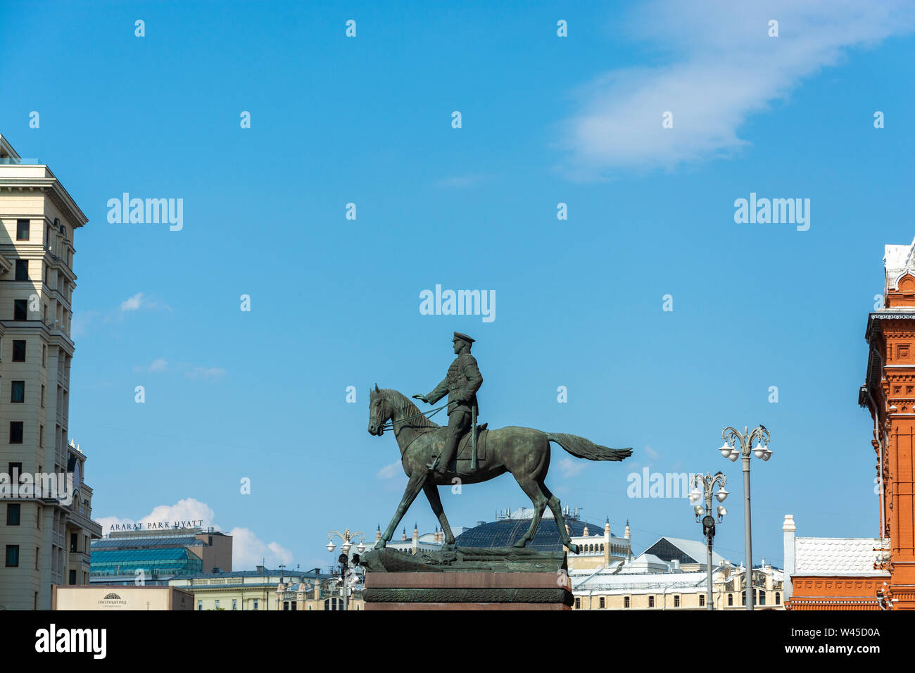 Moscou, Russie - 06/22/2019 - Monument de Joukov Maréchal soviétique sur fond de ciel bleu. Banque D'Images