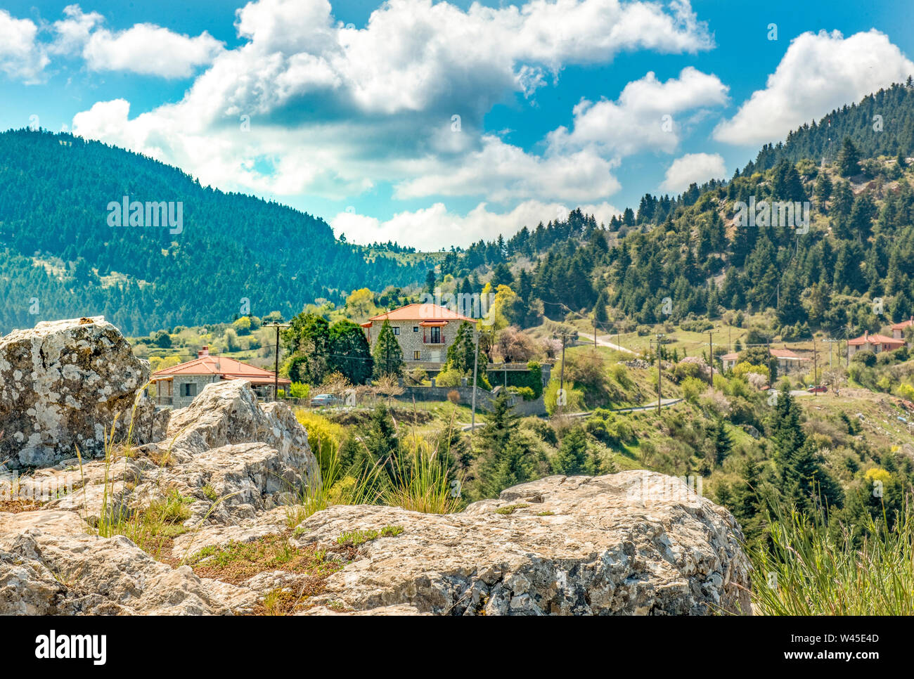 Vue de village de montagne, Baltessiniko en Arcadie, Péloponnèse, Grèce Banque D'Images