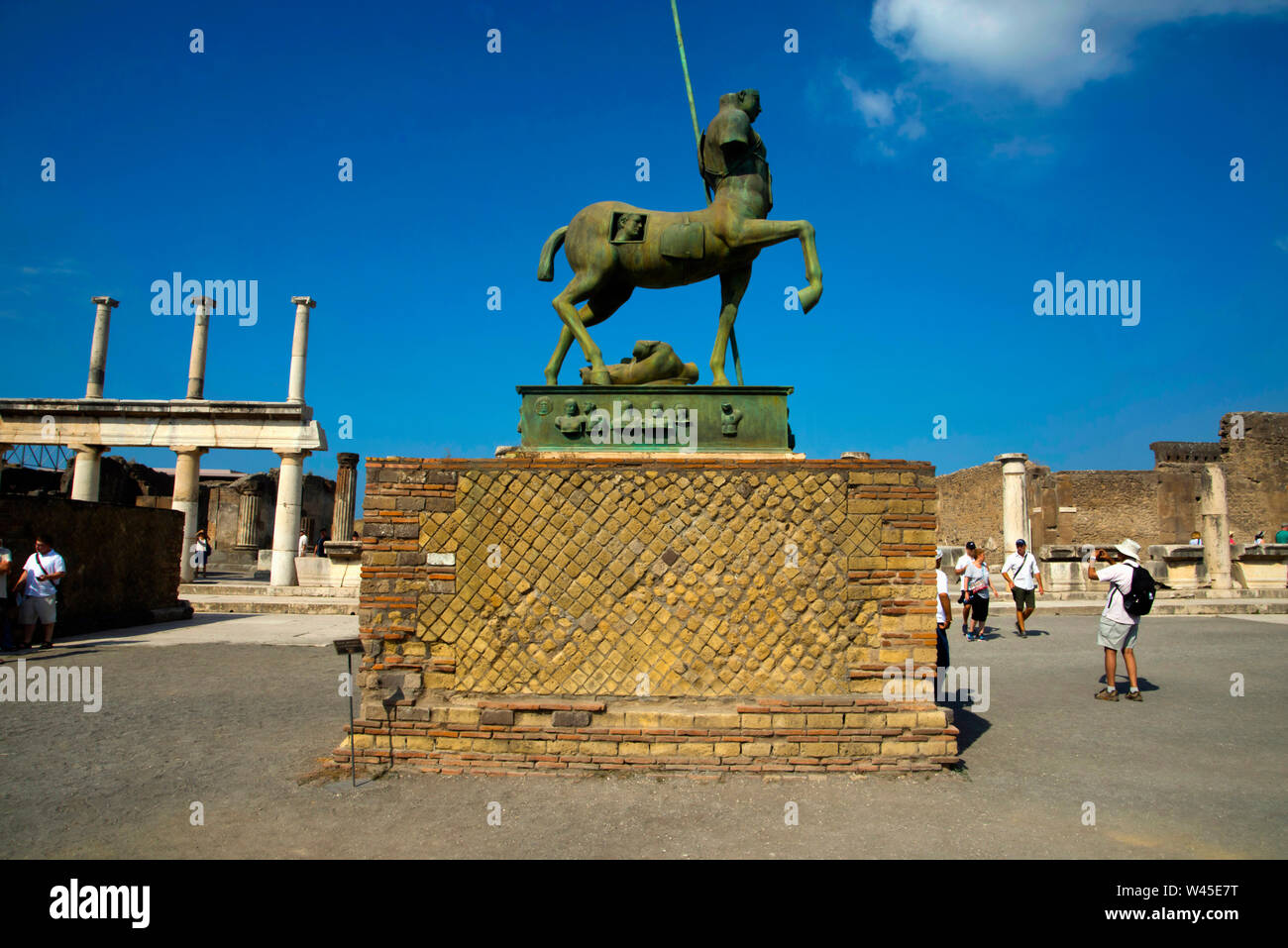 Pompéi, ITALIE, JUILLET 2018, à l'envergure de un centaure en bronze sur une plate-forme de brique décorative. Banque D'Images