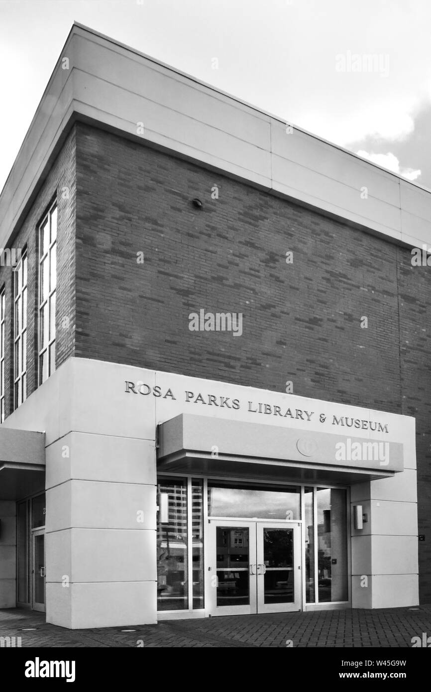 L'entrée de l'Édifice de la Rosa Parks Library & Museum situé au centre-ville à Montgomery, AL, États-Unis d'Amérique, en noir et blanc Banque D'Images