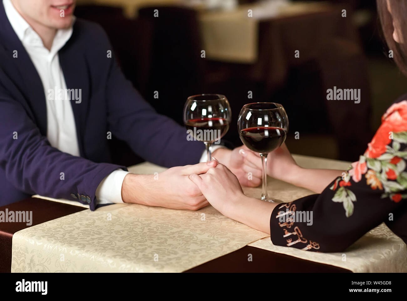 Couple qui trinque dans un café Banque de photographies et d’images à ...