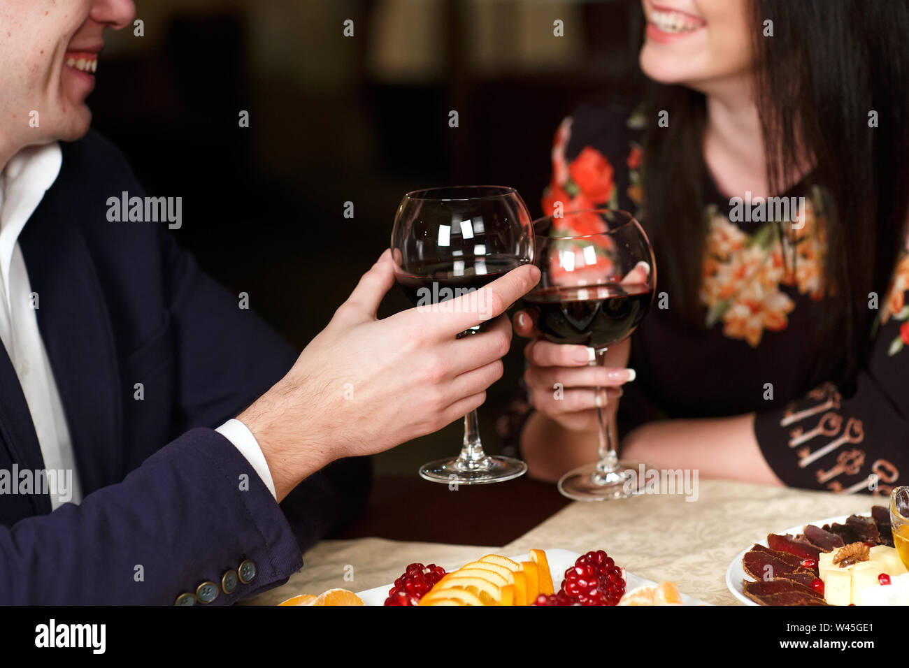Couple qui trinque dans un café Banque de photographies et d’images à ...