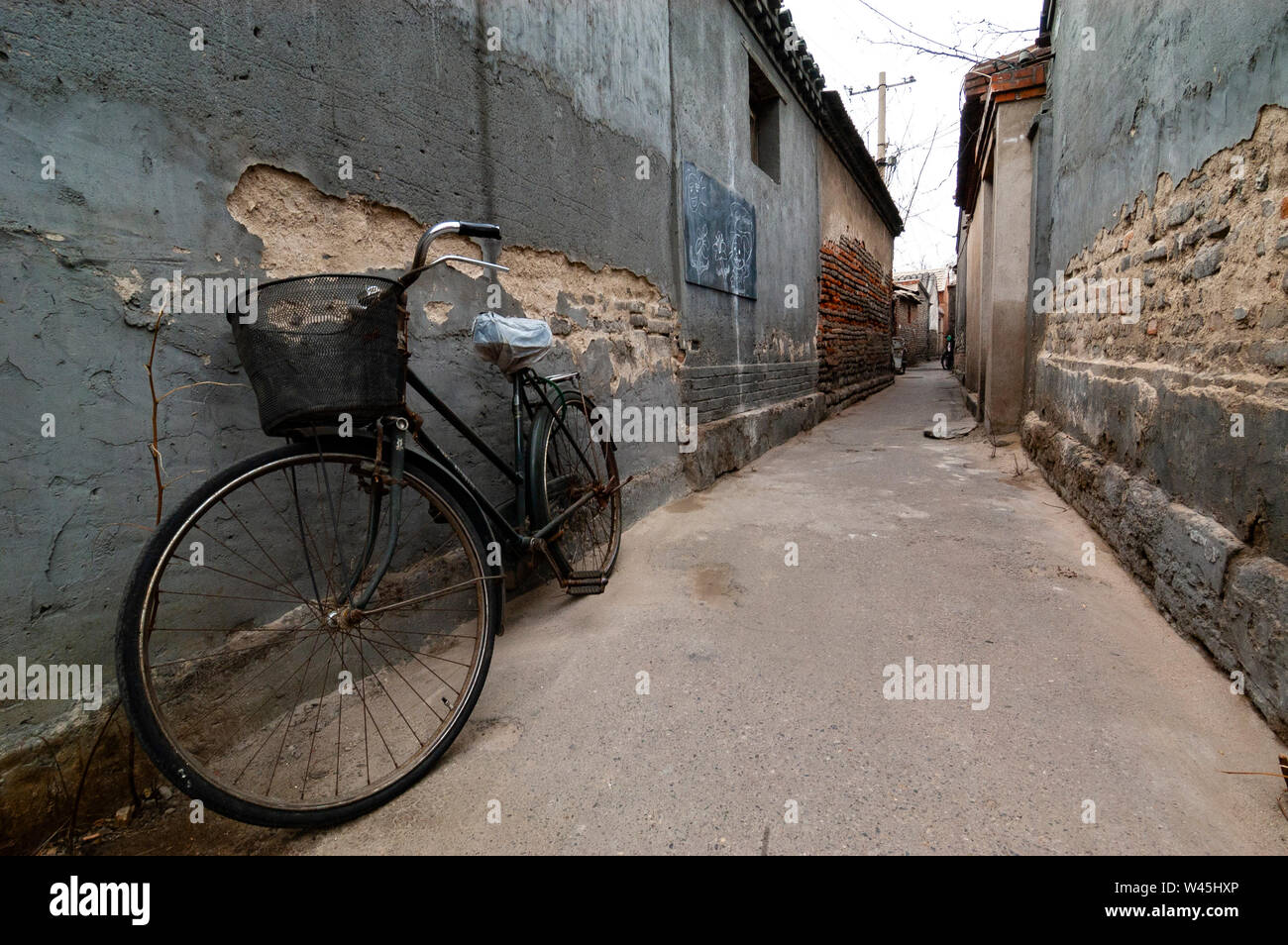 Voir d'allées et ruelles appelées hutongs dans vieux quartier de Pékin, Chine Banque D'Images