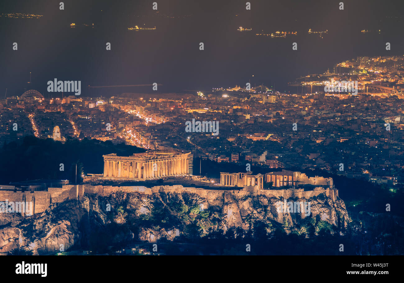 Vue de nuit sur la célèbre Acropole à Athènes en Grèce dans des couleurs chaudes. Banque D'Images