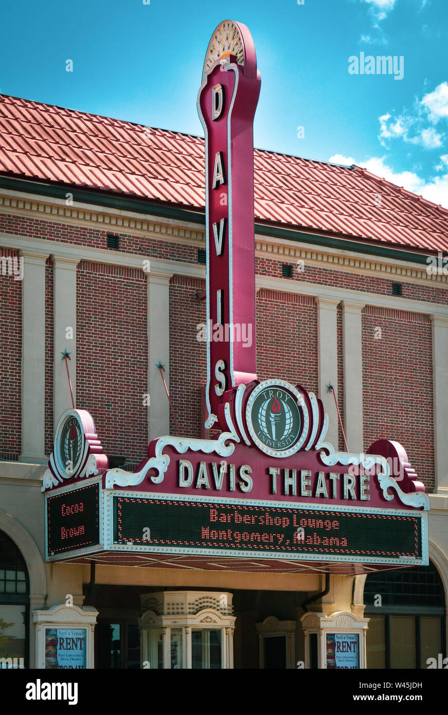 Un chapiteau vintage et landmark tower pour le Davis théâtre, un théâtre multi-usage historique au centre-ville de Montgomery, AL, États-Unis d'Amérique Banque D'Images
