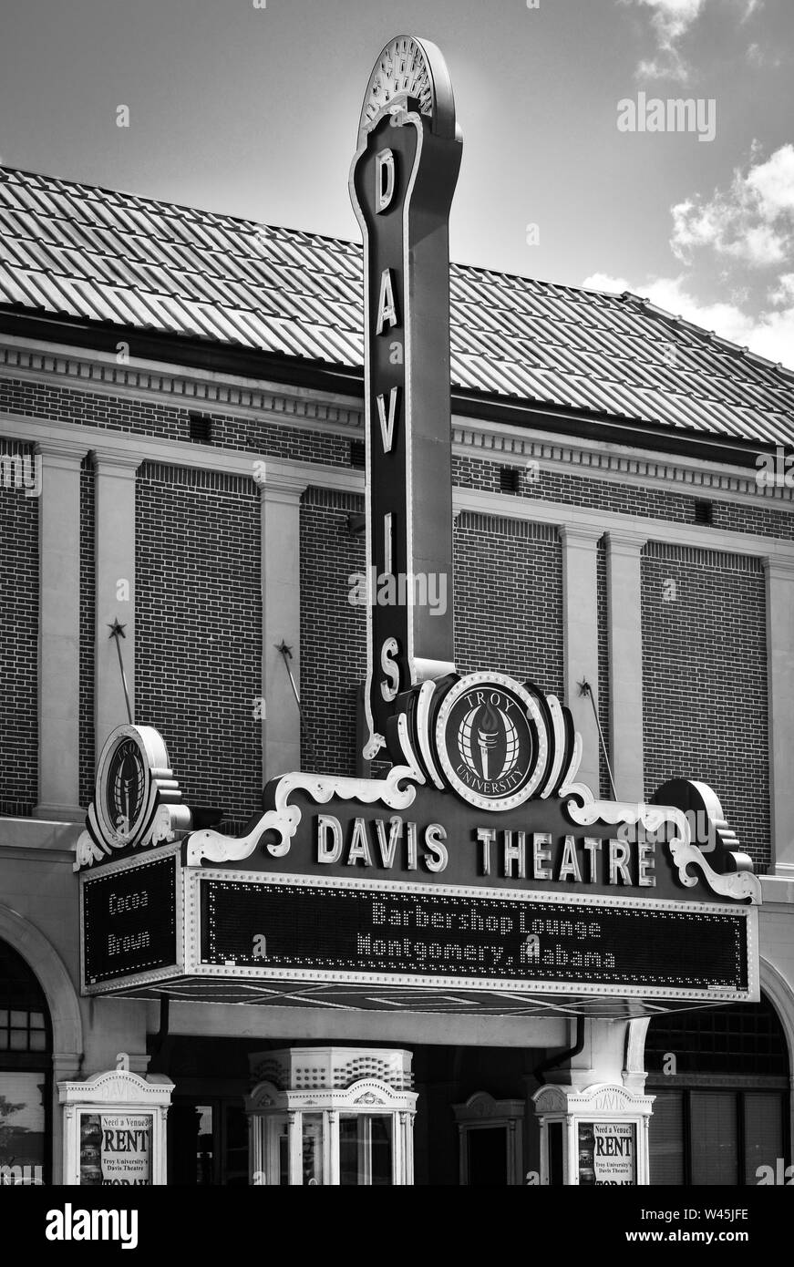 Un chapiteau vintage et landmark tower pour le Davis théâtre, un théâtre multi-usage historique au centre-ville de Montgomery, AL, États-Unis d'Amérique, en noir et blanc Banque D'Images