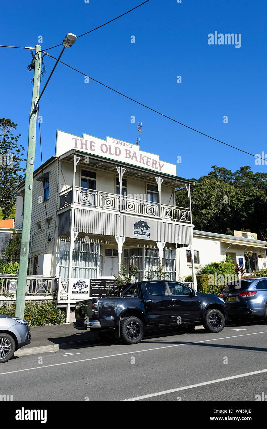 Vue verticale de l'ancien bâtiment historique de boulangerie dans la populaire ville rurale d'Eumundi, Sunshine Coast, Queensland, Queensland, Australie Banque D'Images