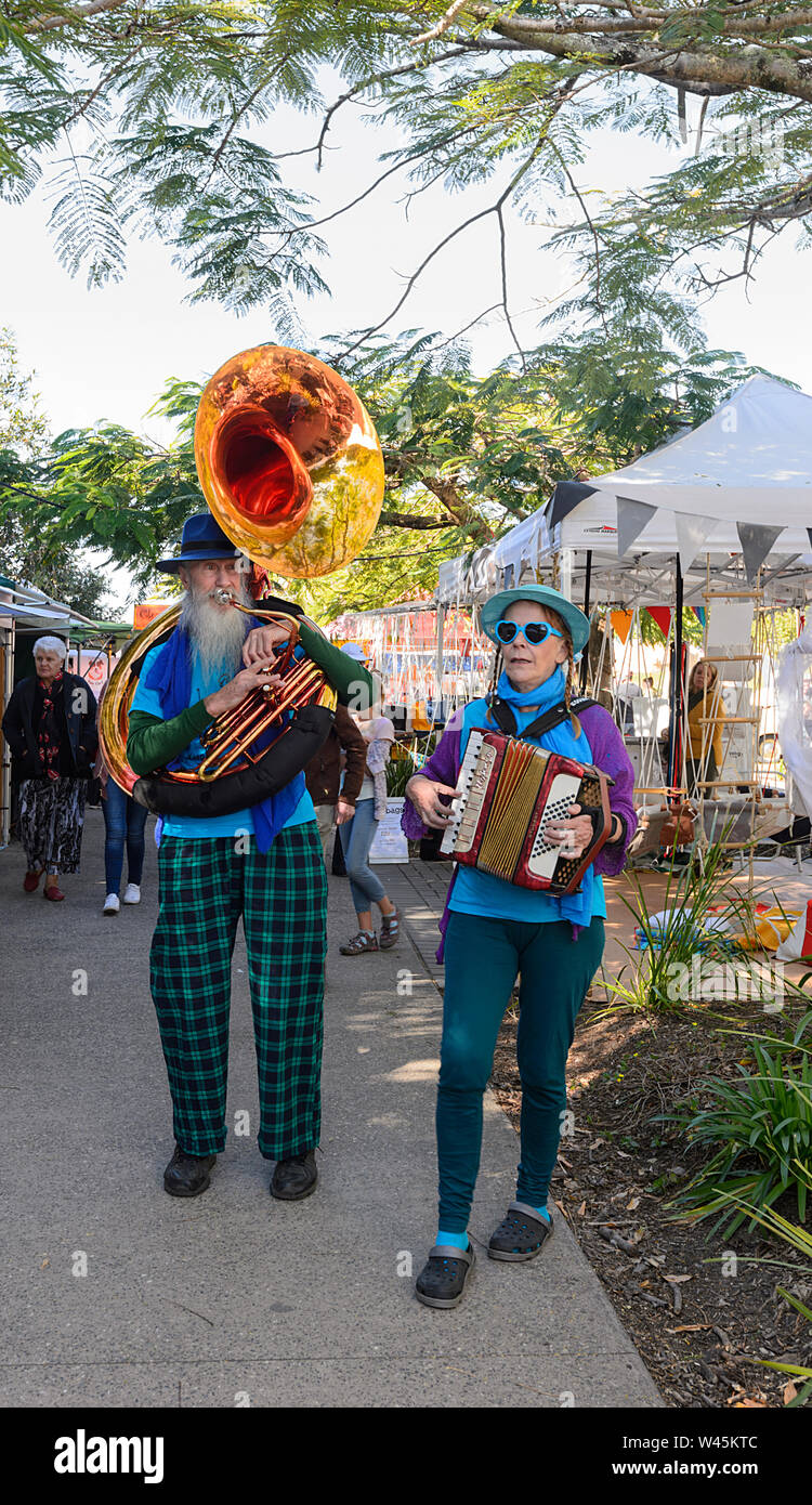 Un couple de musiciens jouant de la musique au marché hebdomadaire, dans la célèbre petite ville rurale d'Eumundi, Queensland, Queensland, Australie Banque D'Images