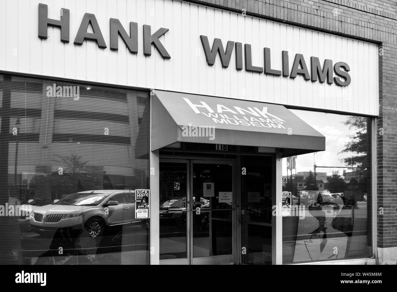 Signe de frais généraux et d'auvent bleu à l'entrée du bâtiment historique qui abrite maintenant l'Hank Williams Museum à Montgomery, AL, États-Unis d'Amérique, en noir et whtie Banque D'Images