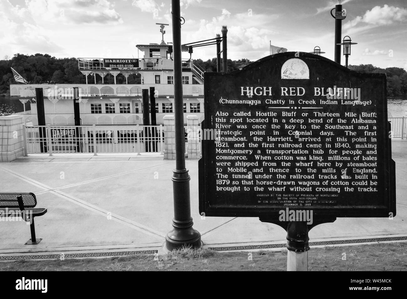 Repère historique pour haute Red Bluff, le signe de l'inscription de ce dit quartier stratégique de l'histoire, maintenant Riverwalk Park, avec escale à bateau Banque D'Images