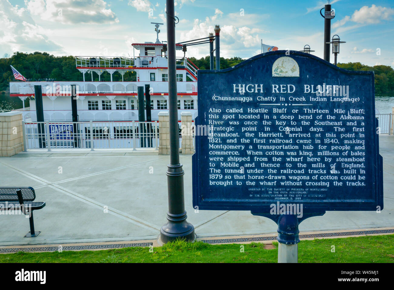 Repère historique pour haute Red Bluff, le signe de l'inscription de ce dit quartier stratégique de l'histoire, maintenant Riverwalk Park, avec pédalos amarrés Banque D'Images