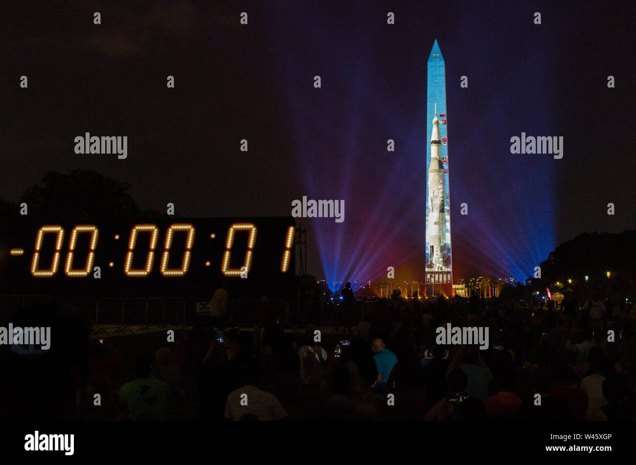 Washington DC, USA. 19 juillet 2019. Avec l'horloge de compte à rebours sur le point zéro, foules Watch Apollo 11 Lancement de Saturn V vidéo projetée sur le Washington Monument. Crédit : Tim Thulson/Alamy Live News. Banque D'Images