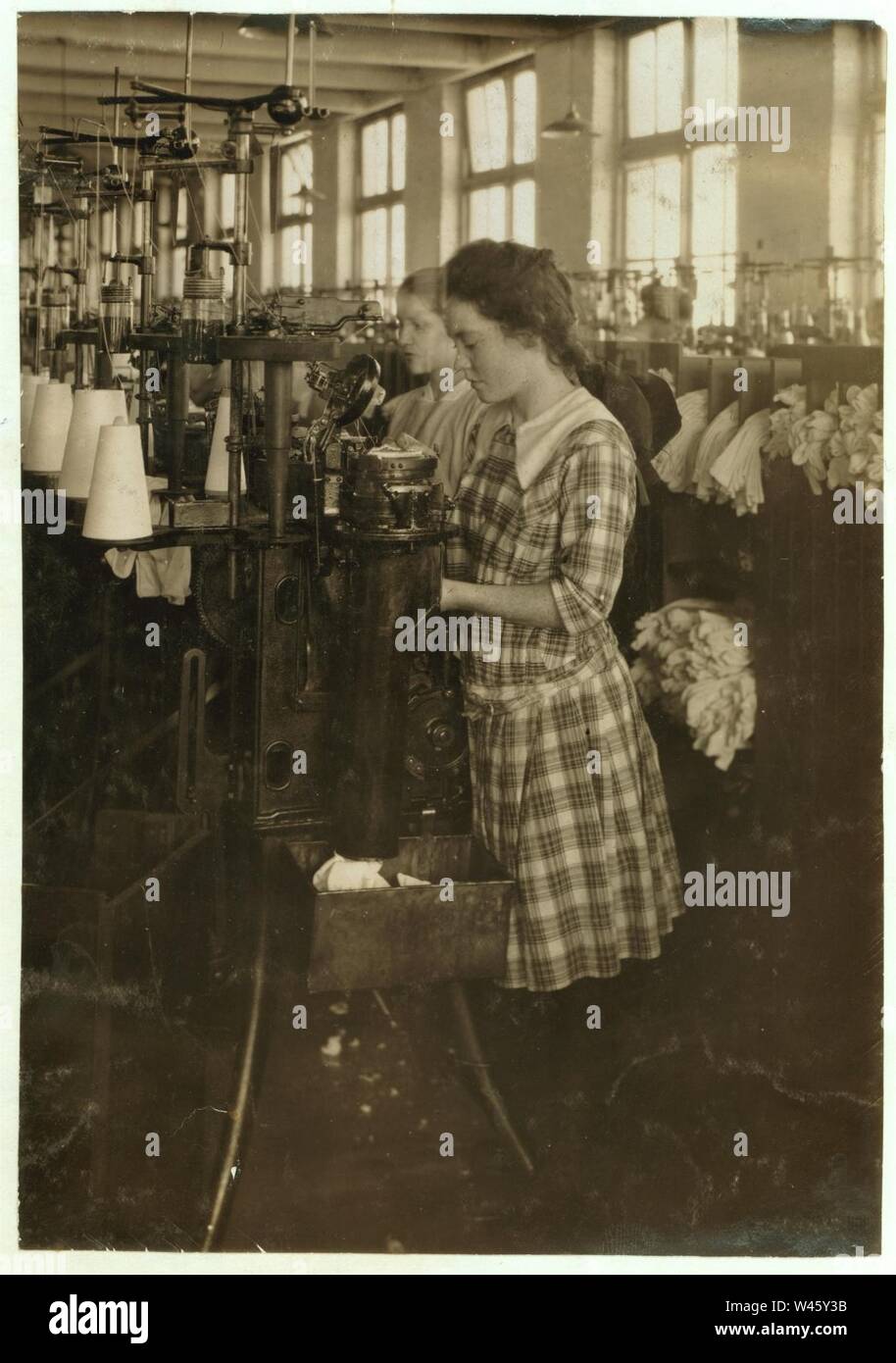 Filles de l'école de maintien de la mise bas dans les usines d'Ipswich. Banque D'Images