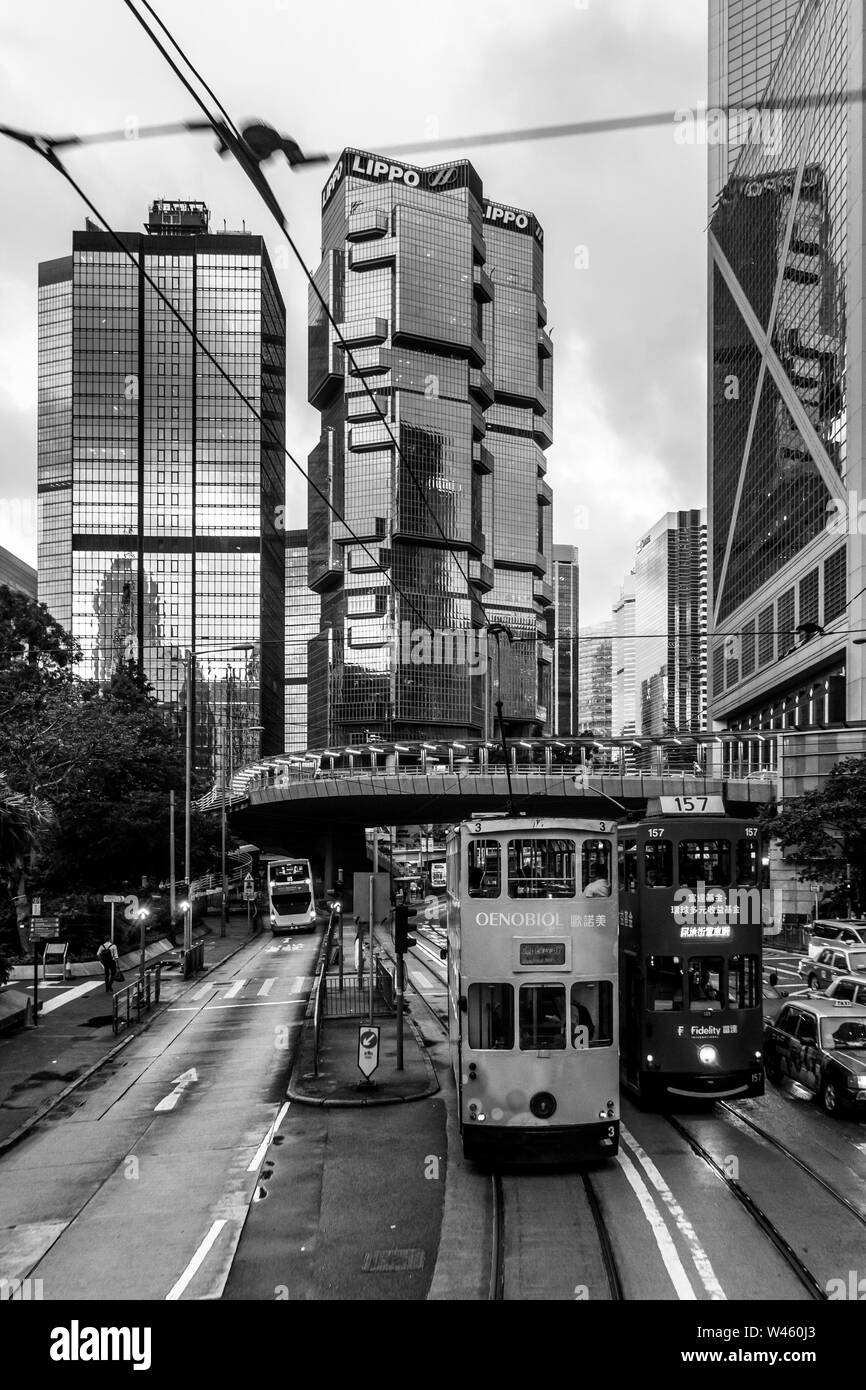 Hong Kong, Chine - le 4 juillet 2019 : tramway historique dans l'île de Hong Kong Central Business District contraste avec les gratte-ciel modernes. Banque D'Images