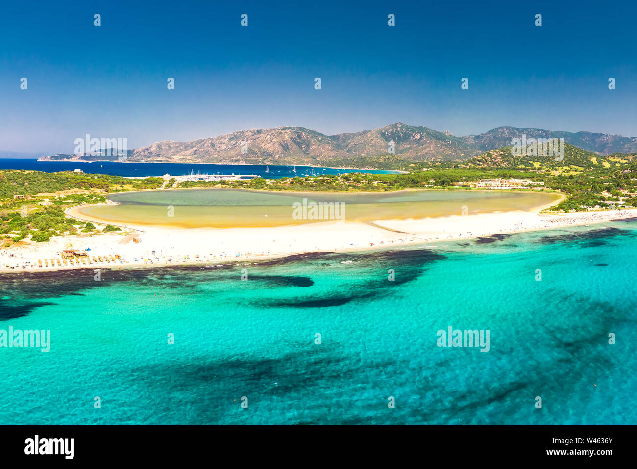 Plage de Porto Giunco, Villasimius, Sardaigne, Italie. La Sardaigne est la deuxième plus grande île de la mer Méditerranée. Banque D'Images