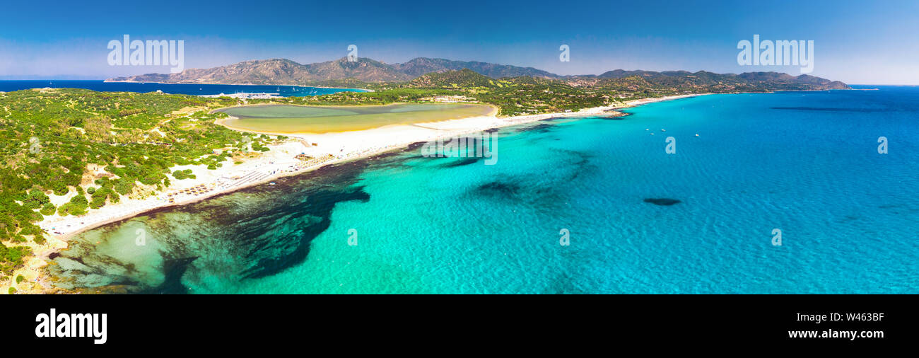 Plage de Porto Giunco, Villasimius, Sardaigne, Italie. La Sardaigne est la deuxième plus grande île de la mer Méditerranée. Banque D'Images
