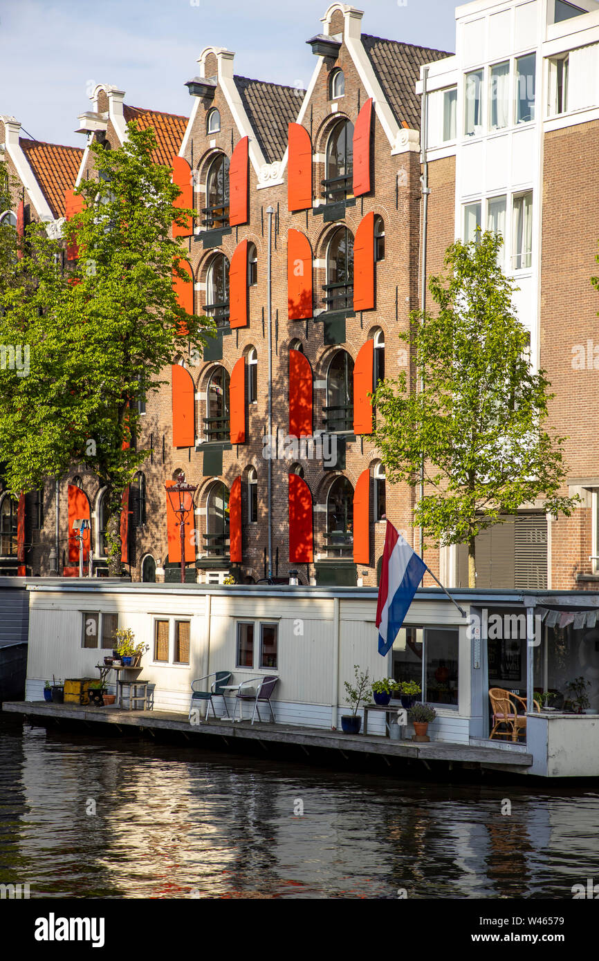 Amsterdam, Pays-Bas, vieille ville, canal, canal house et péniche, Banque D'Images