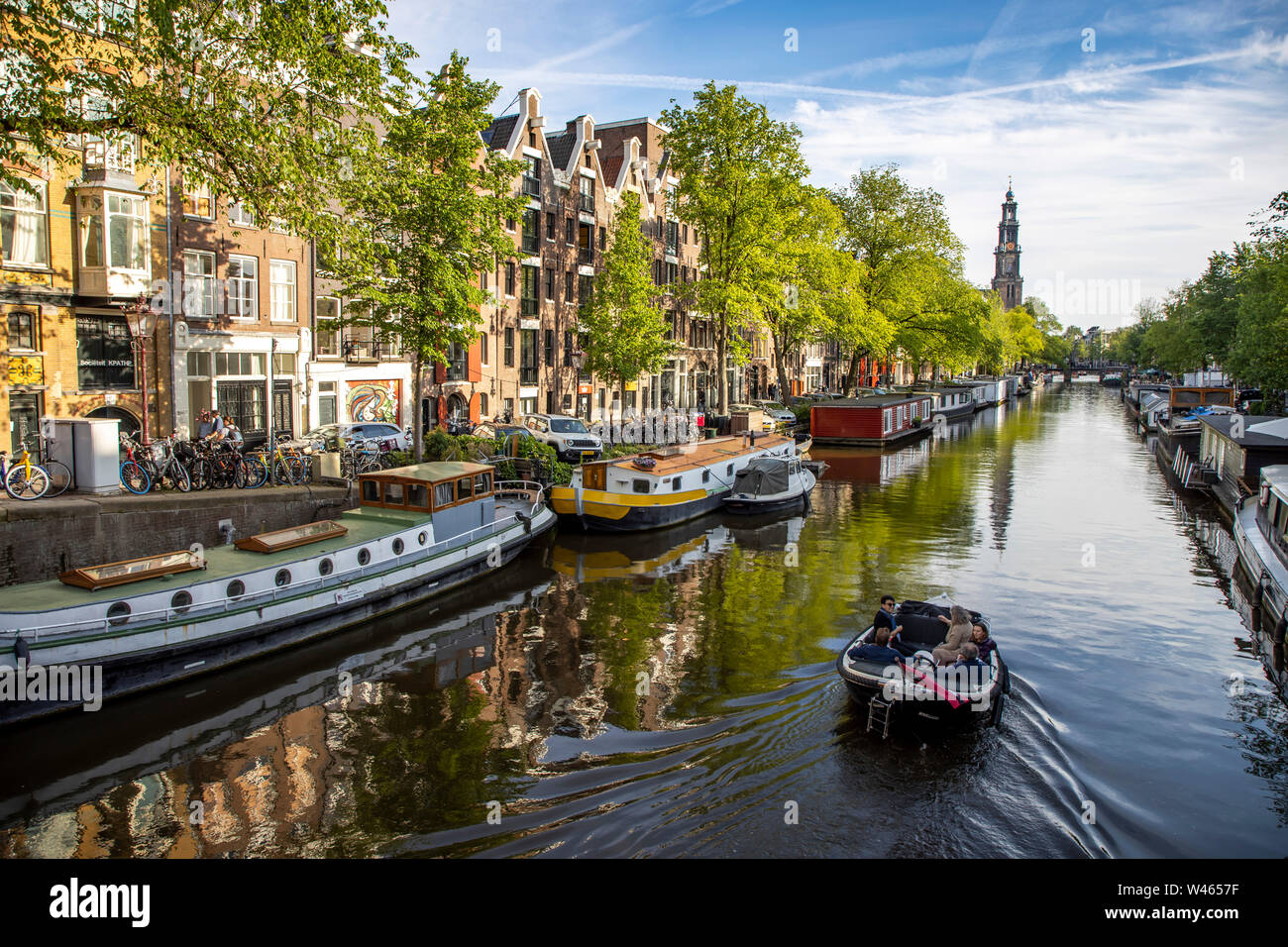 Amsterdam, Pays-Bas, vieille ville, canal, Prinsengracht, tour de l'église Westerkerk, péniches, Banque D'Images
