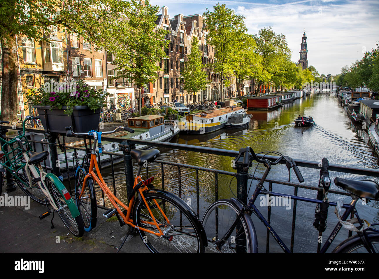 Amsterdam, Pays-Bas, vieille ville, canal, Prinsengracht, tour de l'église Westerkerk, péniches, Banque D'Images