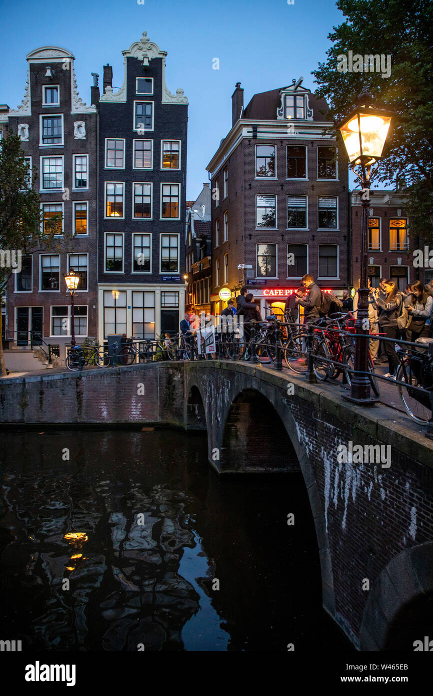 Amsterdam, Pays-Bas, vieille ville, canal, pont à Oudezijds Wal, Voorburg Banque D'Images