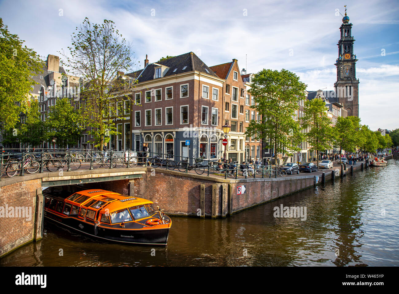 Amsterdam, Pays-Bas, vieille ville, canal, Prinsengracht, clocher de l'église de la Westerkerk, canal, bateau Banque D'Images