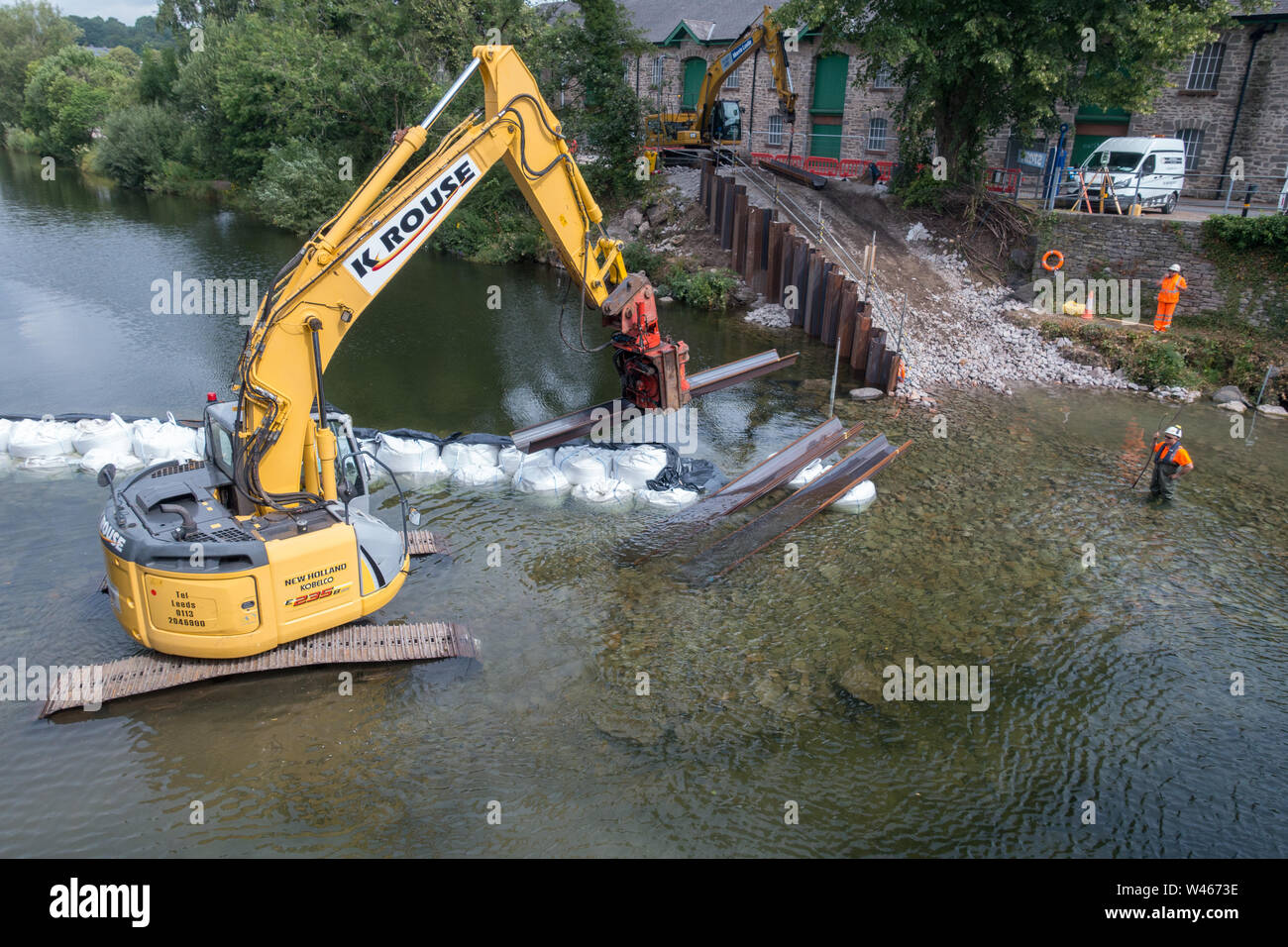 Un barrage temporaire en cours d'installation sur la rivière Kent à Kendal, Cumbria, pour permettre les réparations d'urgence à l'inondation endommagée Pont Victoria Banque D'Images