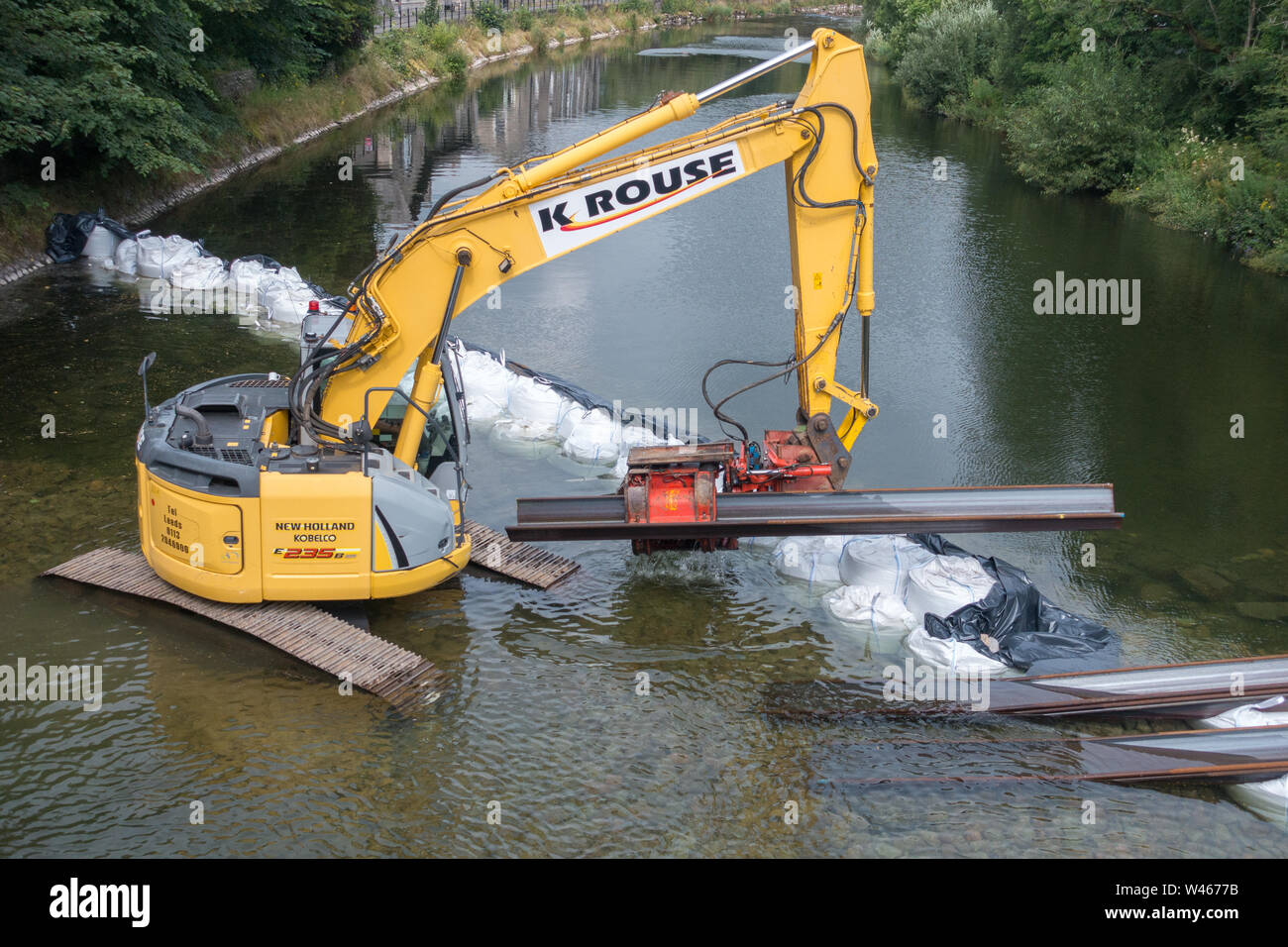 Un barrage temporaire en cours d'installation sur la rivière Kent à Kendal, Cumbria, pour permettre les réparations d'urgence à l'inondation endommagée Pont Victoria Banque D'Images