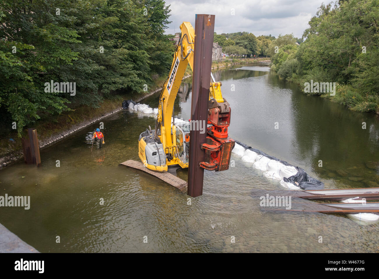 Un barrage temporaire en cours d'installation sur la rivière Kent à Kendal, Cumbria, pour permettre les réparations d'urgence à l'inondation endommagée Pont Victoria Banque D'Images