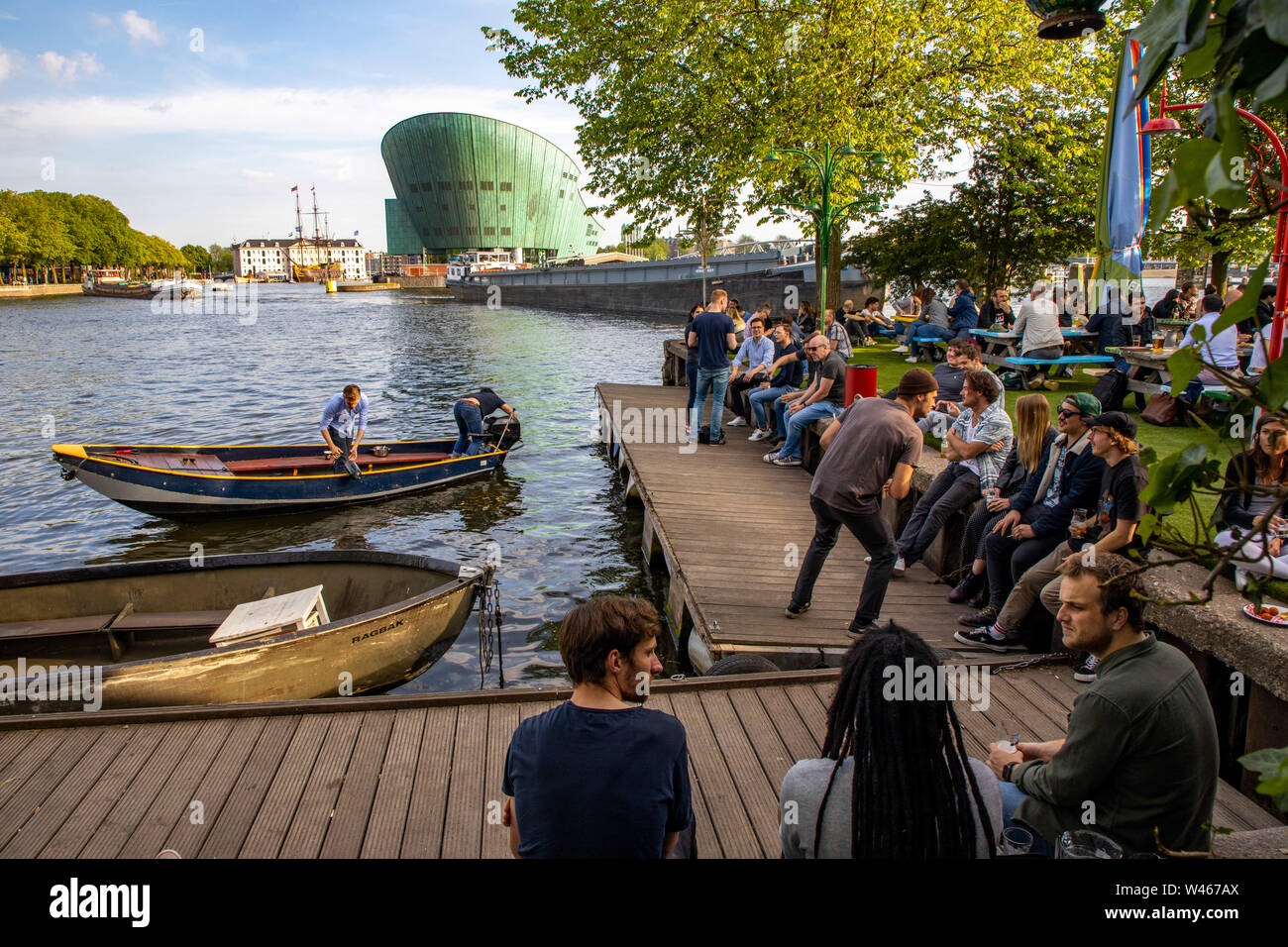 Amsterdam, Pays-Bas, Hannekes Boom jardin de bière sur le front de mer, avec une vue sur le Musée Nemo, Banque D'Images