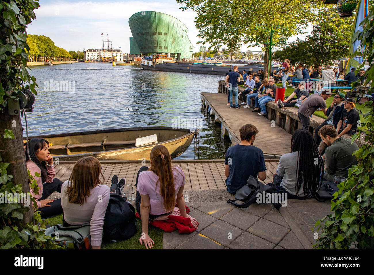 Amsterdam, Pays-Bas, Hannekes Boom jardin de bière sur le front de mer, avec une vue sur le Musée Nemo, Banque D'Images