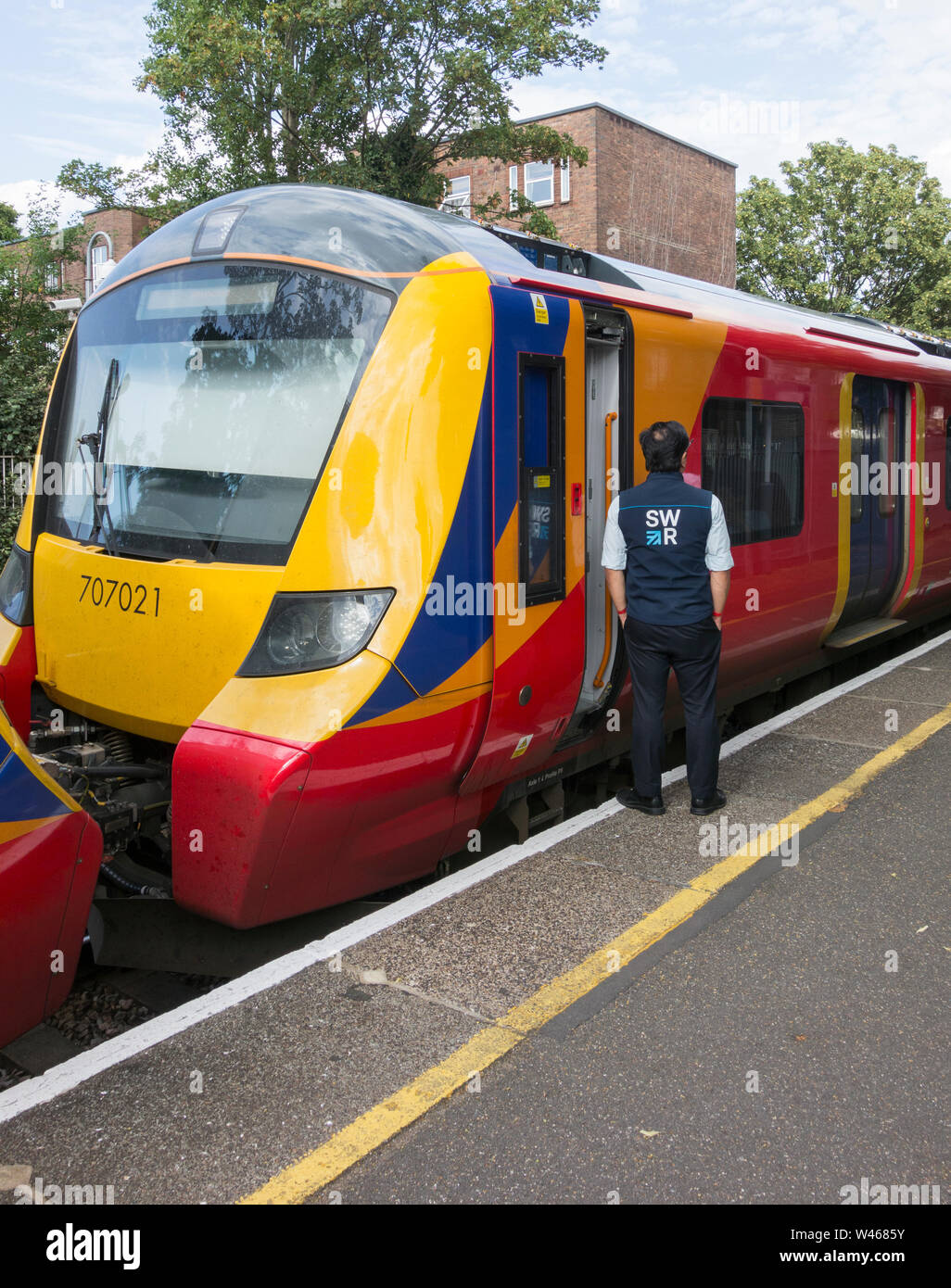 Une garde sur FirstGroup et MTR Corporation's South Western Railway train et wagons Banque D'Images