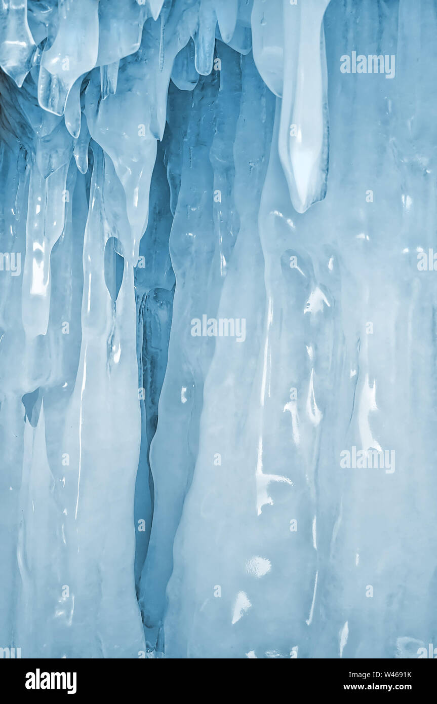 Les glaçons de fond sur le mur de glace sur le lac Baikal en hiver Banque D'Images