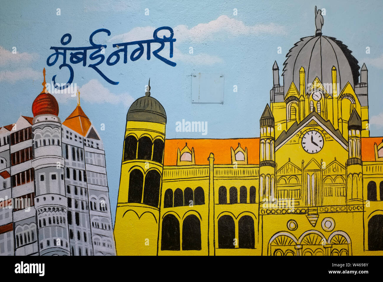 Une peinture murale de Maharaj Chhatrapati Shivaji Terminus, représentant le succ. lui-même et le Taj Mahal Hotel, sous l'écriture 'Mumbai Marathi City' Banque D'Images