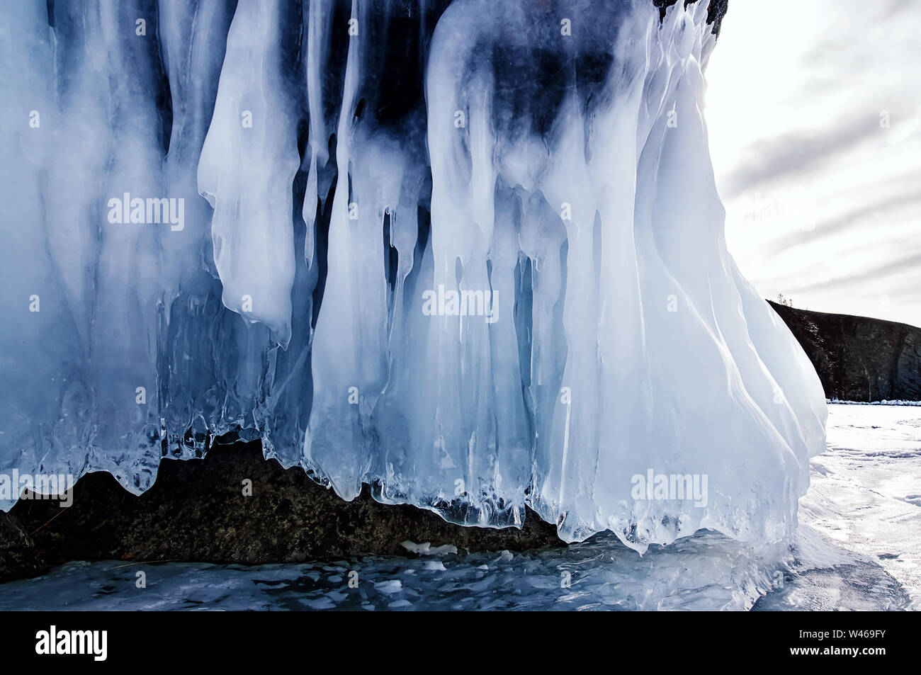 Les glaçons de fond sur le mur de glace sur le lac Baikal en hiver Banque D'Images