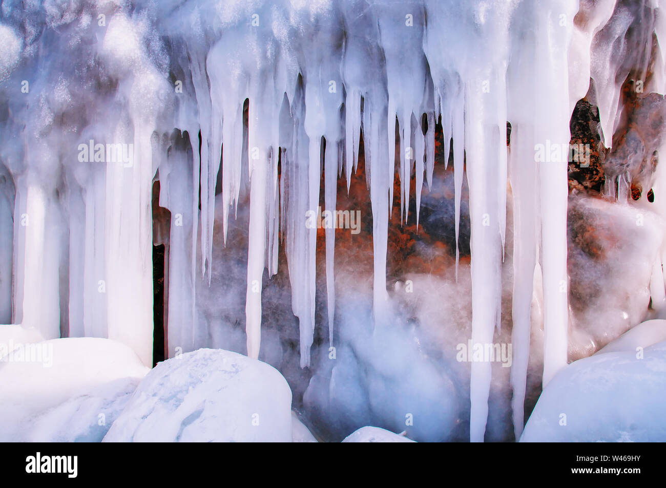 Les glaçons de fond sur le mur de glace sur le lac Baikal en hiver Banque D'Images