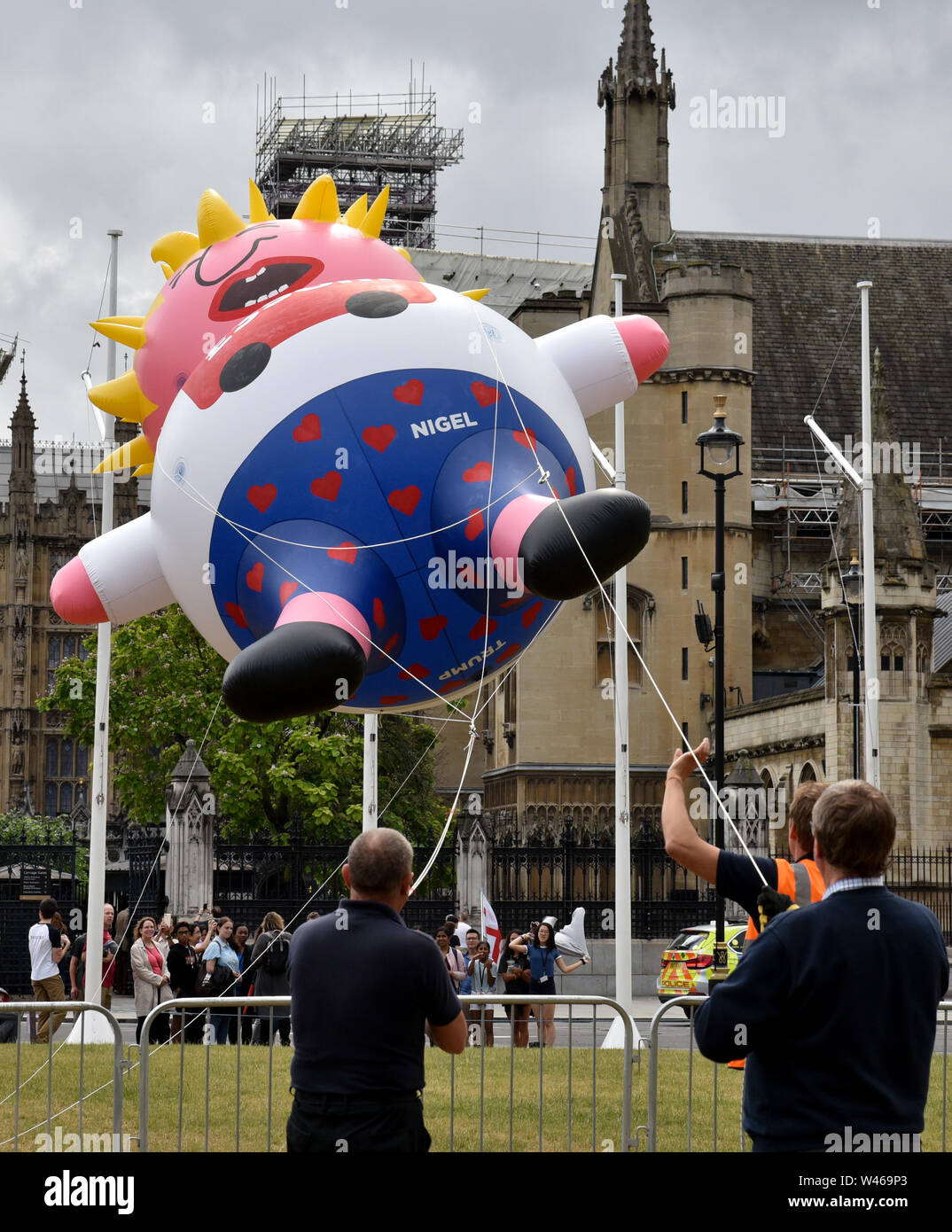 La place du parlement, Londres, Royaume-Uni. 20 juillet 2019. Le Boris dirigeable survole la place du Parlement pour la Marche pour le changement. Crédit : Matthieu Chattle/Alamy Live News Banque D'Images