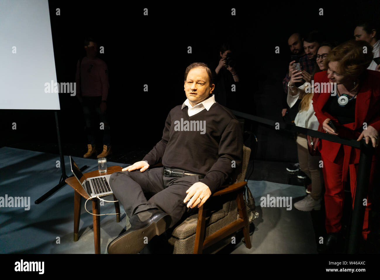 Moscou, Russie, le 12 février 2019 : Cyborg, clone, et Android robot homme artificiel concept - Thomas Melle, après le spectacle Uncanny Valley, Rimini Proto Banque D'Images