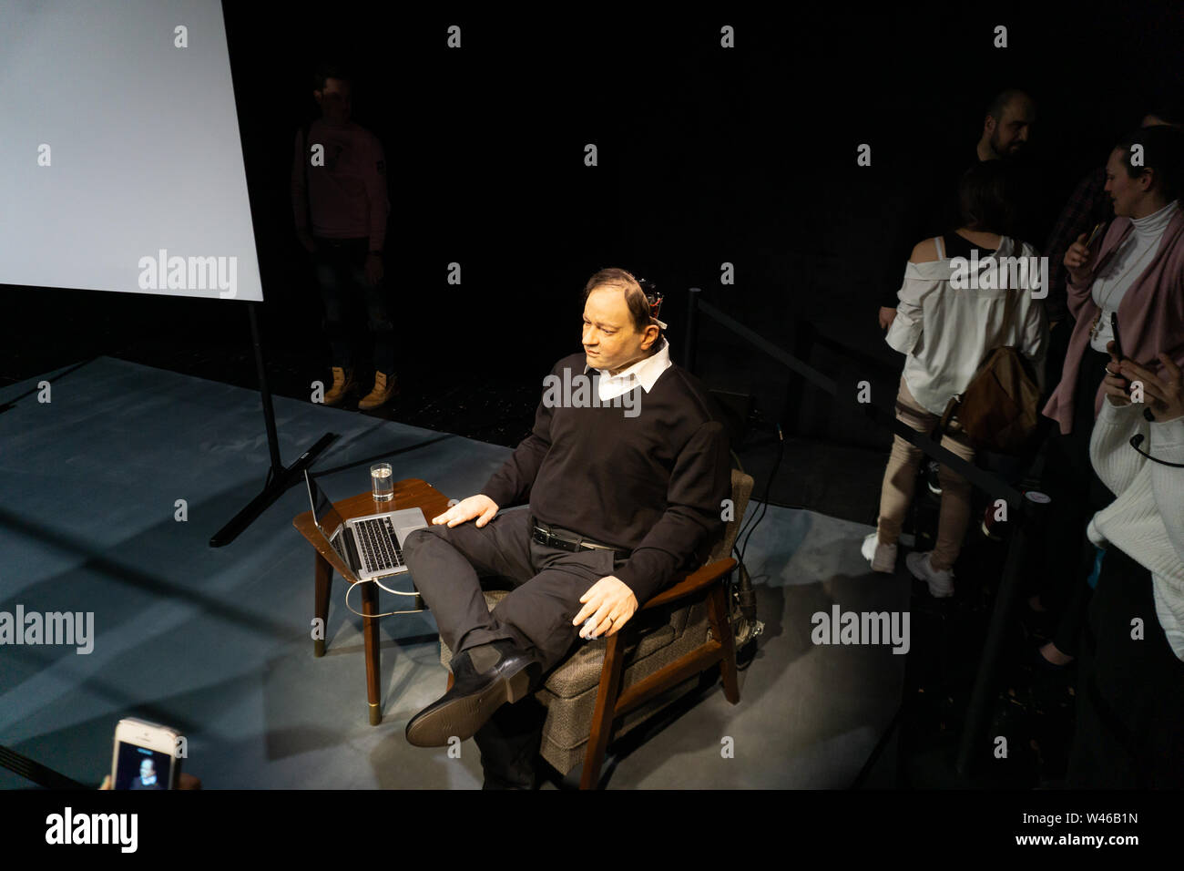 Moscou, Russie, le 12 février 2019 : Cyborg, clone, et Android robot homme artificiel concept - Thomas Melle, après le spectacle Uncanny Valley, Rimini Proto Banque D'Images