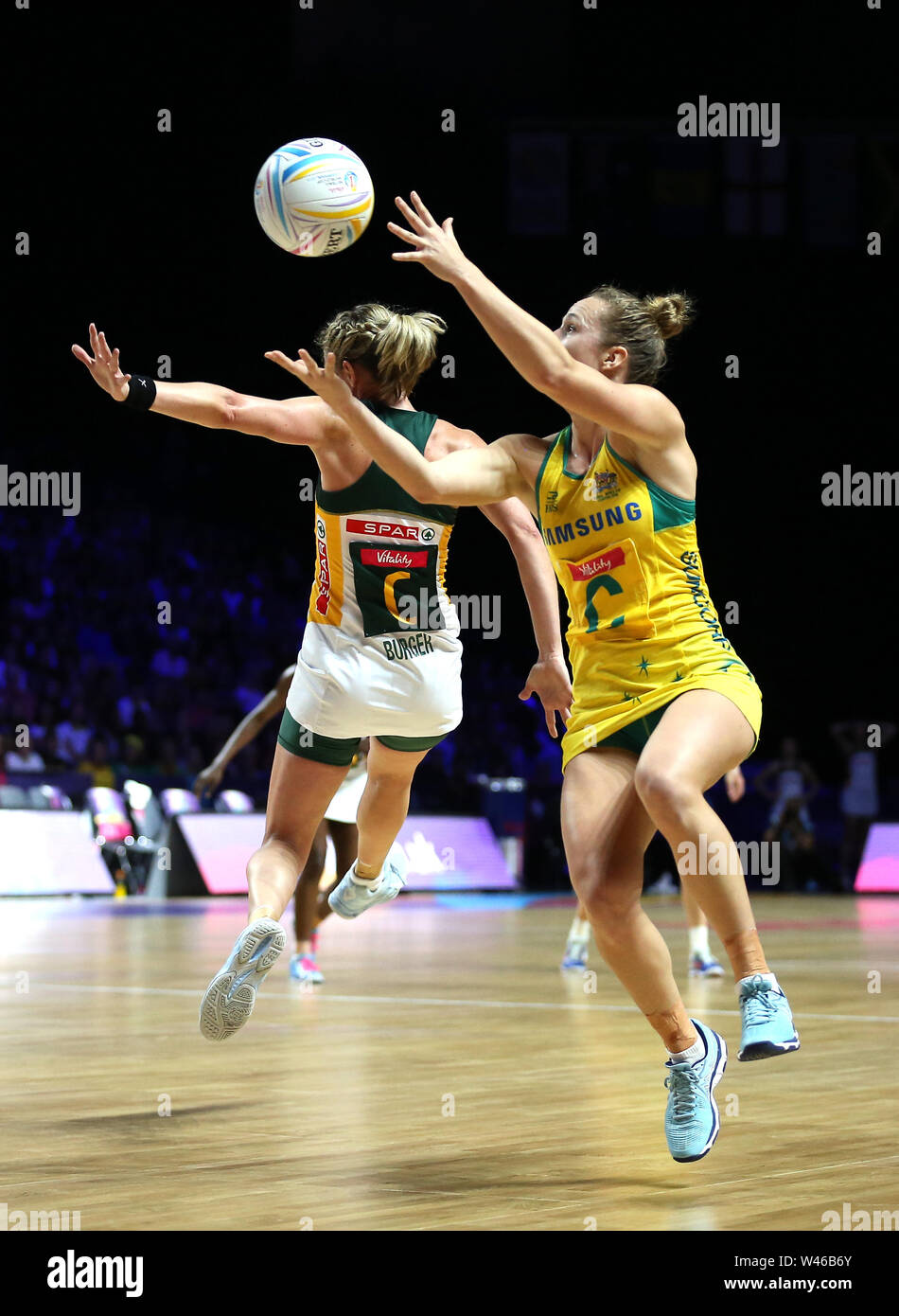 Paige l'Australie Hadley (droite) et le South Africa's Erin Burger bataille pour la balle durant le match de Coupe du Monde de Netball au M&S Bank Arena, Liverpool. Banque D'Images
